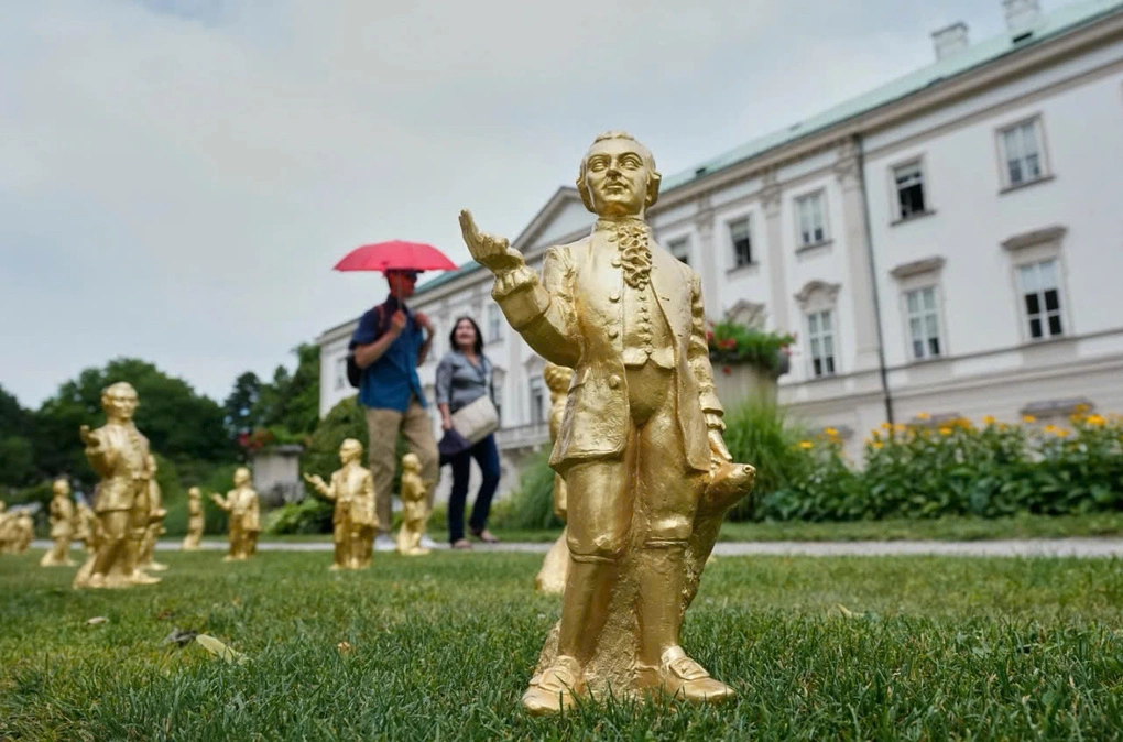Tượng Mozart cao chưa đến 50 cm. Ảnh: AP