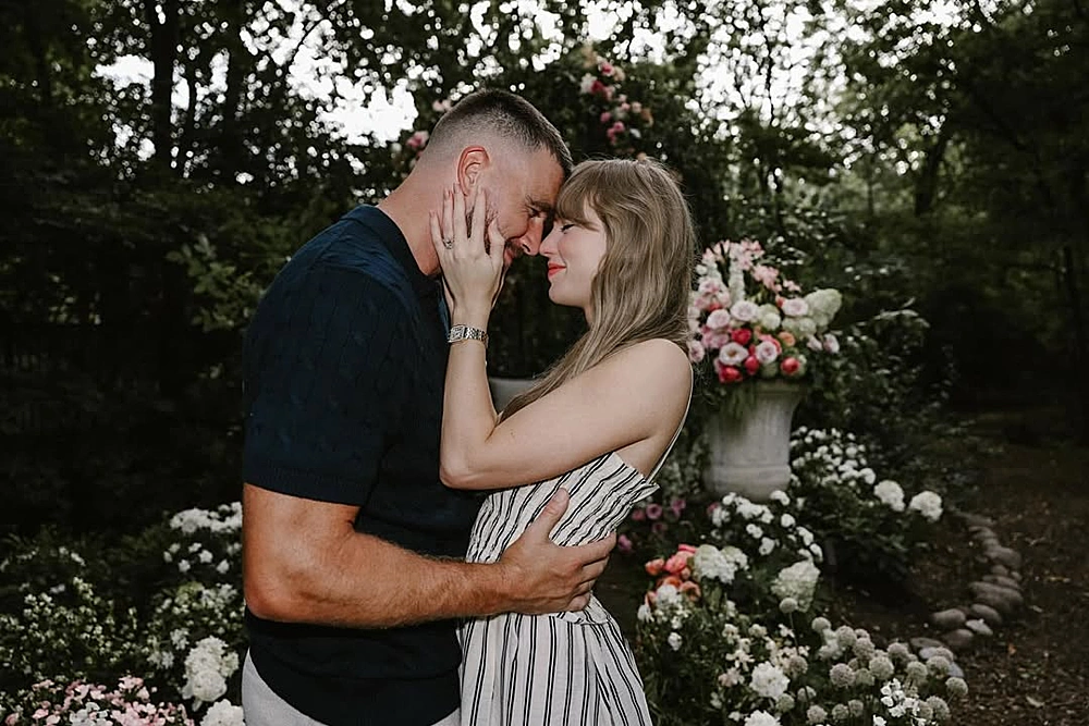 Travis Kelce cầu hôn Taylor Swift trong vườn nhà anh tại bang Missouri, Mỹ, tháng 8/2025. Ảnh: Instagram Taylor Swift