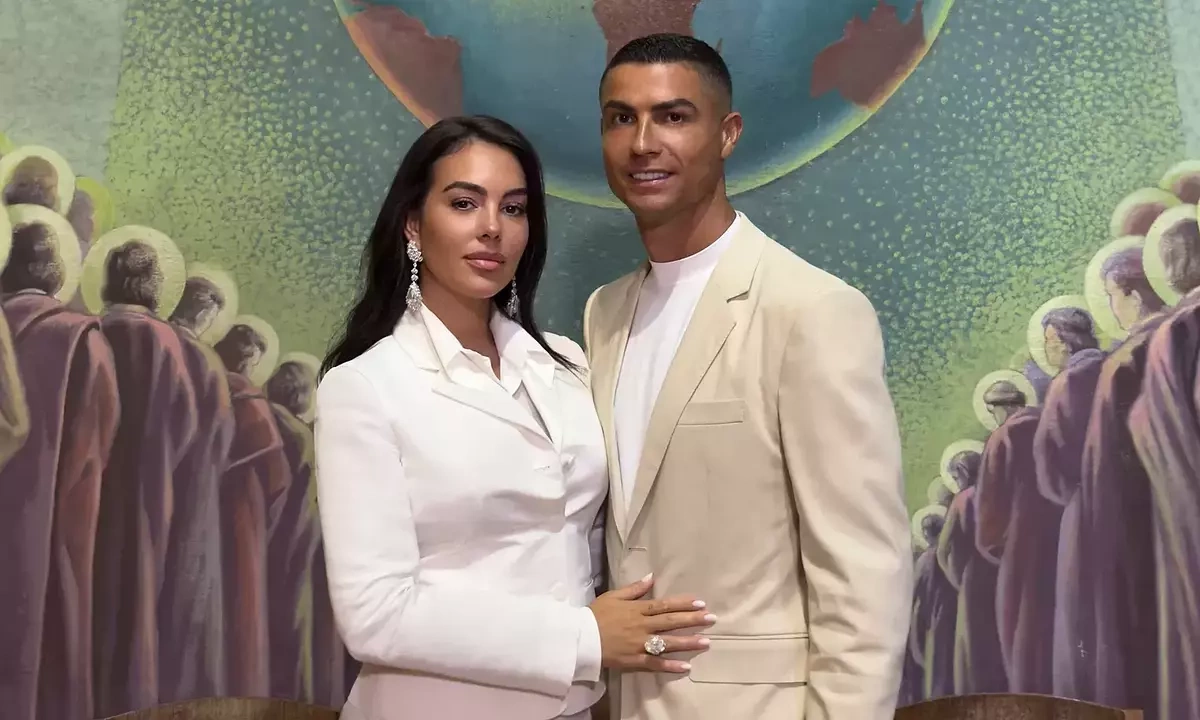 Ronaldo và Georgina rạng rỡ trong trang phục cưới Gucci kỷ niệm ngày đầu gặp gỡ.