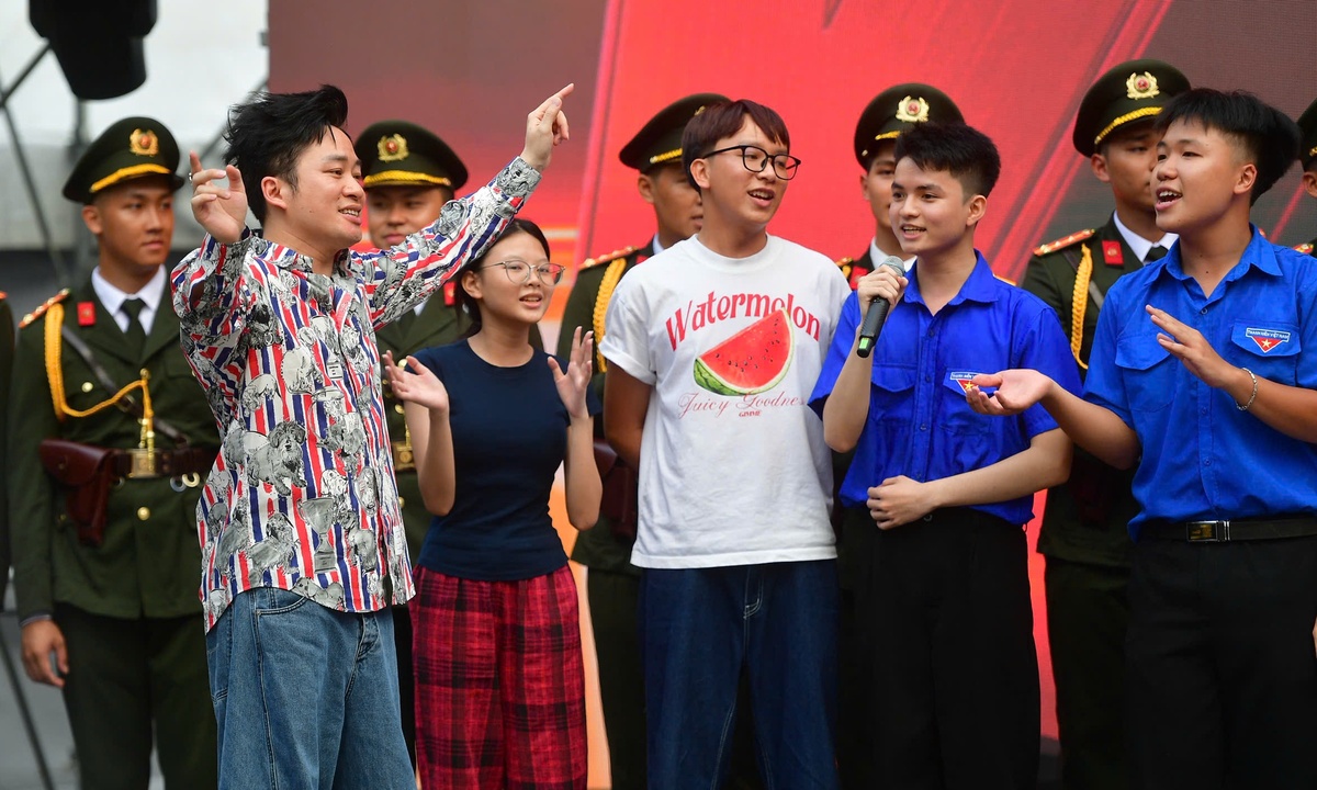 Tùng Dương cùng người trẻ cổ vũ concert 'Tổ quốc trong tim'