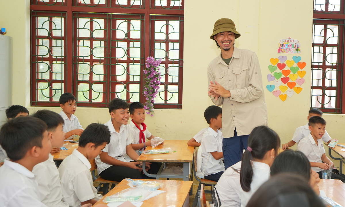 Rapper Đen Vâu đồng hành trao thư viện Hy Vọng