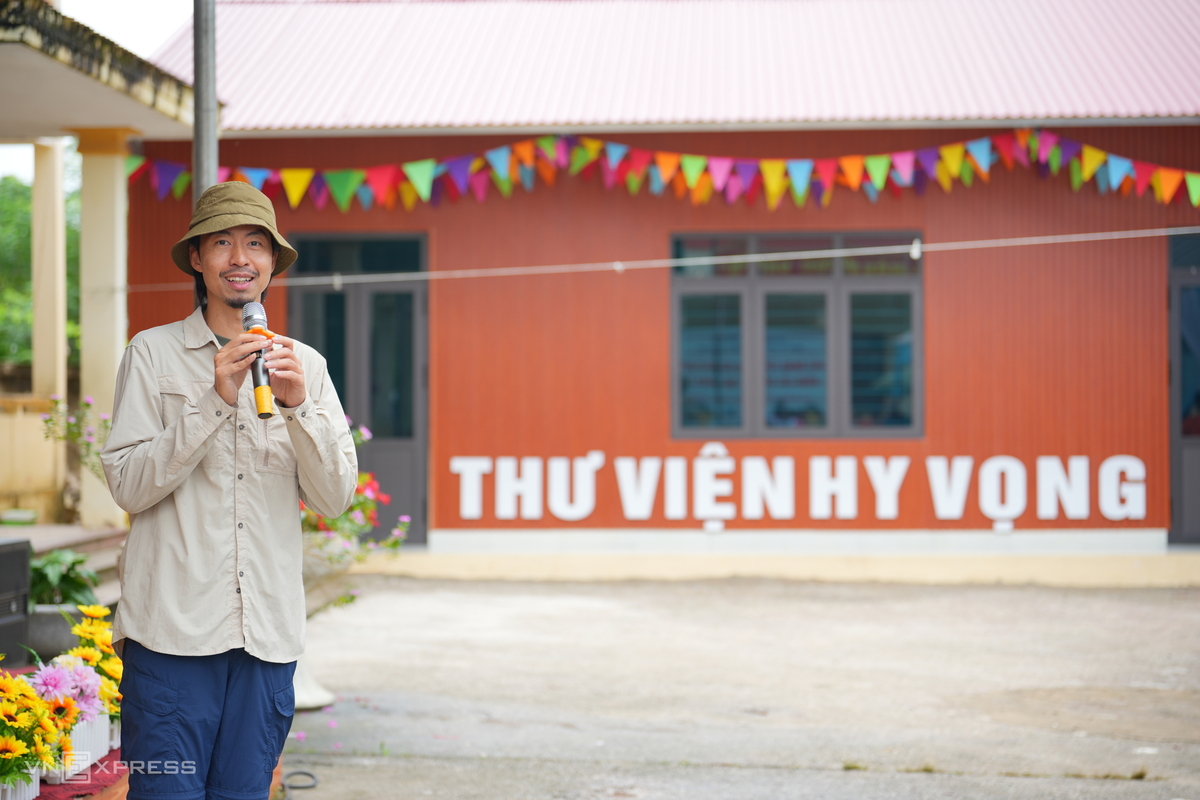 Rapper Đen Vâu đồng hành trao thư viện Hy Vọng
