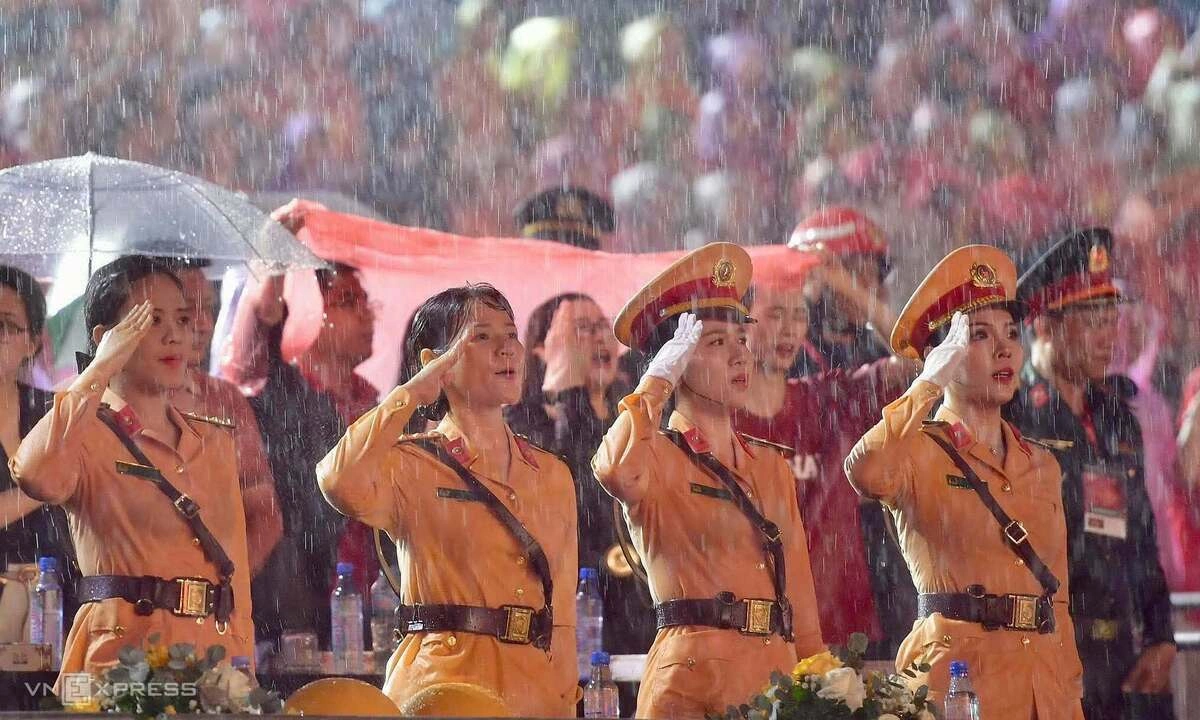 Hàng chục nghìn khán giả đội mưa xem concert 'Tổ quốc trong tim'