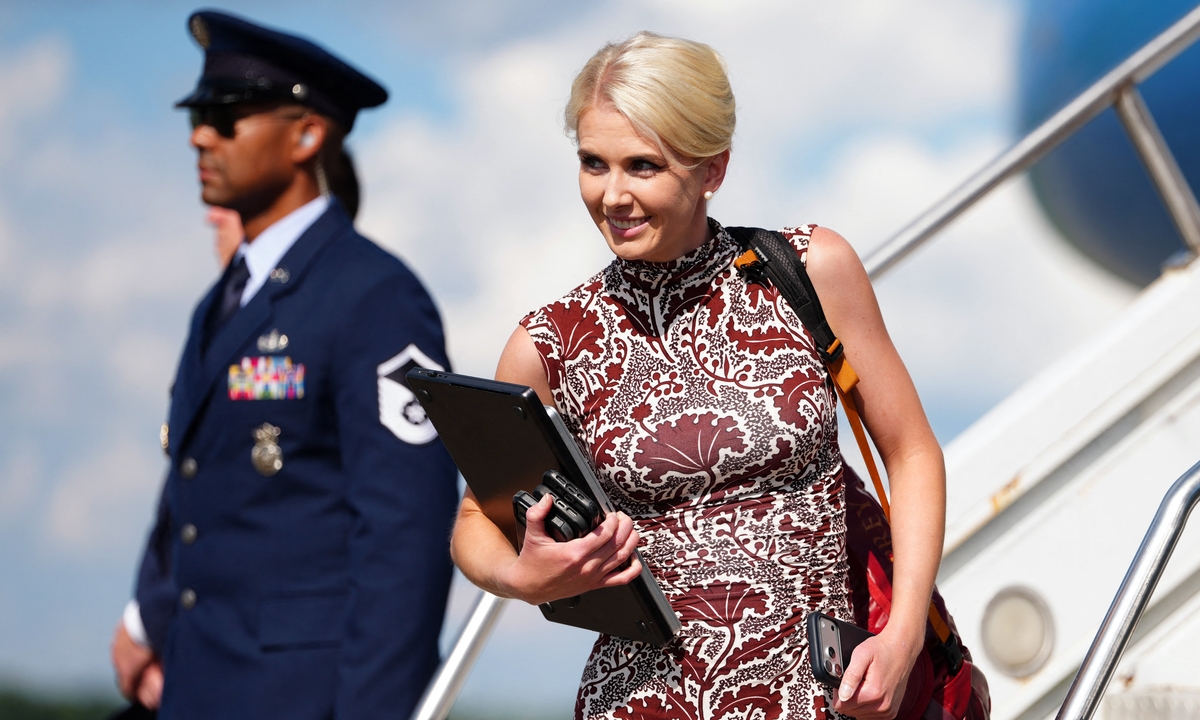 Phong cách nữ trợ lý của ông Donald Trump