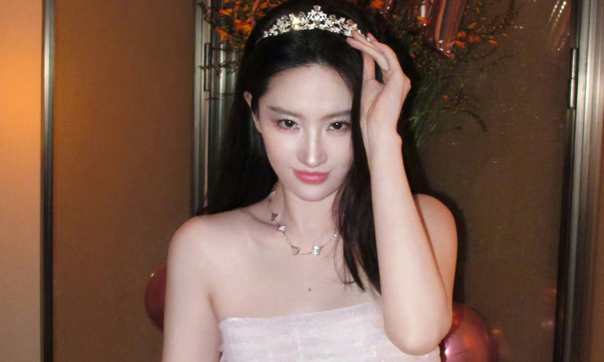 Lưu Diệc Phi mặc váy của nhà mốt Việt đón sinh nhật
