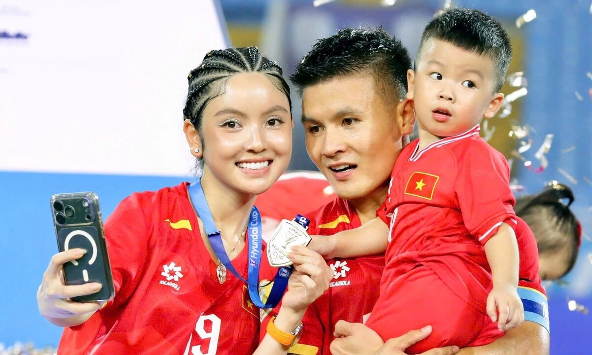 Gu mặc của vợ Quang Hải khi ra sân cổ vũ chồng
