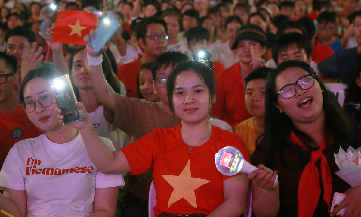Hàng nghìn khán giả hòa cùng 'Việt Nam tự hào vững bước'