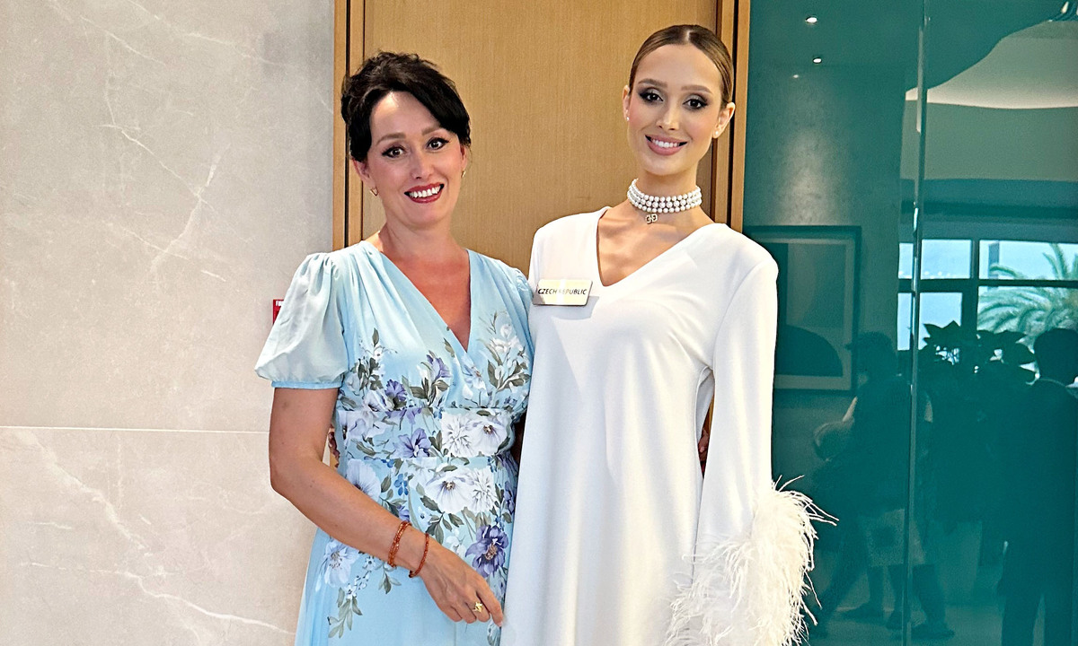 'Búp bê' Cộng hòa Czech: Mẹ giúp tôi tự tin ở Miss World