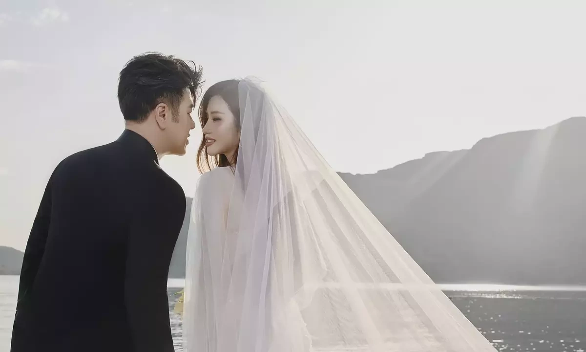 Khoảnh khắc tình tứ của Akira Phan và bà xã Trúc Phương trong bộ ảnh cưới bên bờ biển Nha Trang.