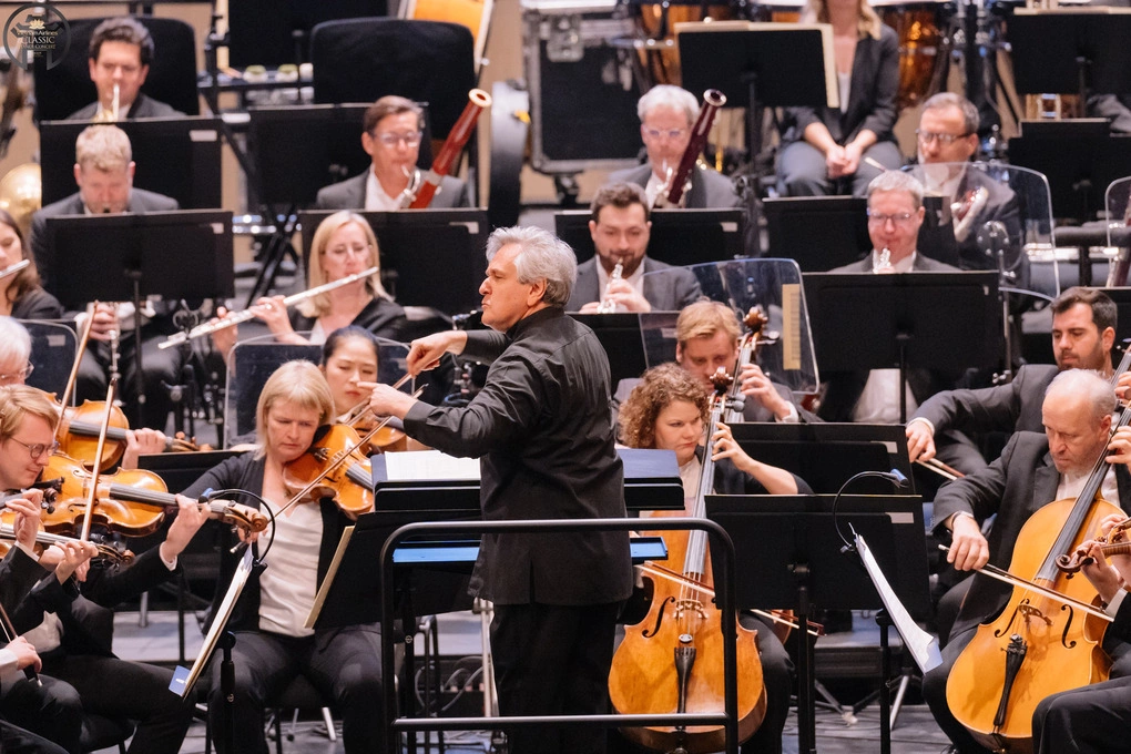 Dàn nhạc giao hưởng LSO và nhạc trưởng Sir Antonio Pappano. Ảnh: Vietnam Airlines
