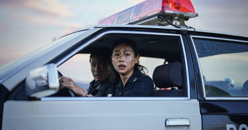 Jung Ho Yeon (phải) và Hwang Jung Min trong phim. Ảnh: Plus M