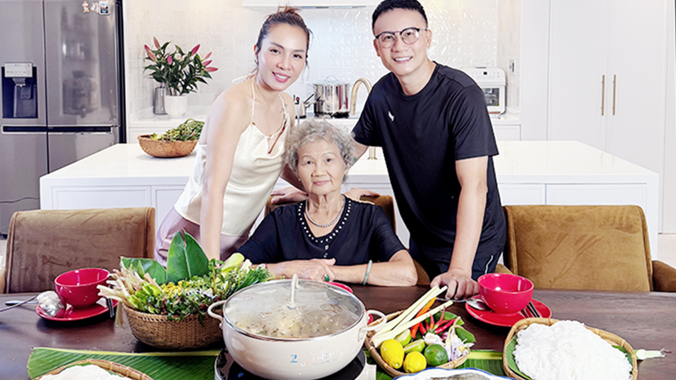 Vợ ca sĩ Hoàng Bách nấu lẩu mắm đãi mẹ chồng