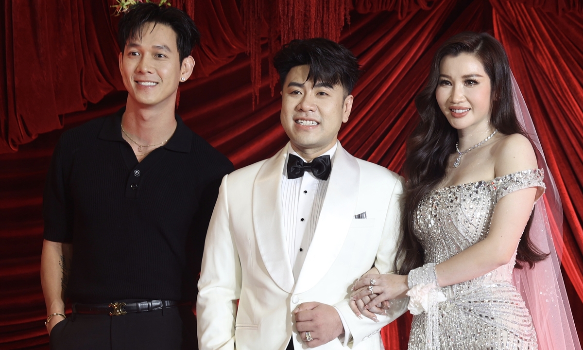 Khoảnh khắc hạnh phúc của cô dâu chú rể trong ngày cưới ngập tràn cảm xúc.