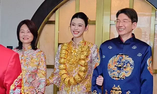 Siêu mẫu Hề Mộng Dao rạng rỡ đeo đầy vàng trong lễ báo hỷ cùng chồng thiếu gia.