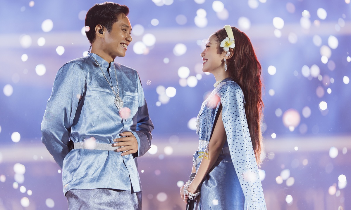 Phương Mỹ Chi và diễn viên Bảo Định trong khung cảnh đám cưới lãng mạn.