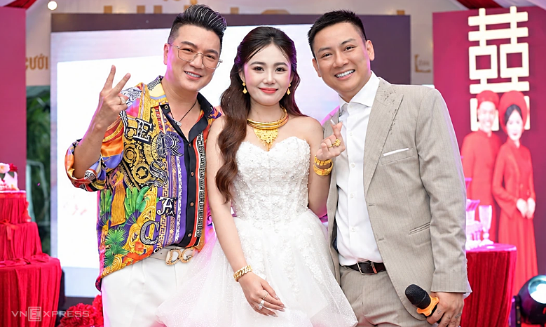 Khoảnh khắc hạnh phúc trong ngày cưới của ca sĩ Hoài Lâm với sự chung vui của đồng nghiệp.