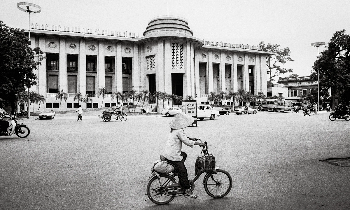 Hà Nội những năm 90: Hoài niệm về một thời kỳ chuyển mình đầy cảm xúc qua ống kính ngoại quốc