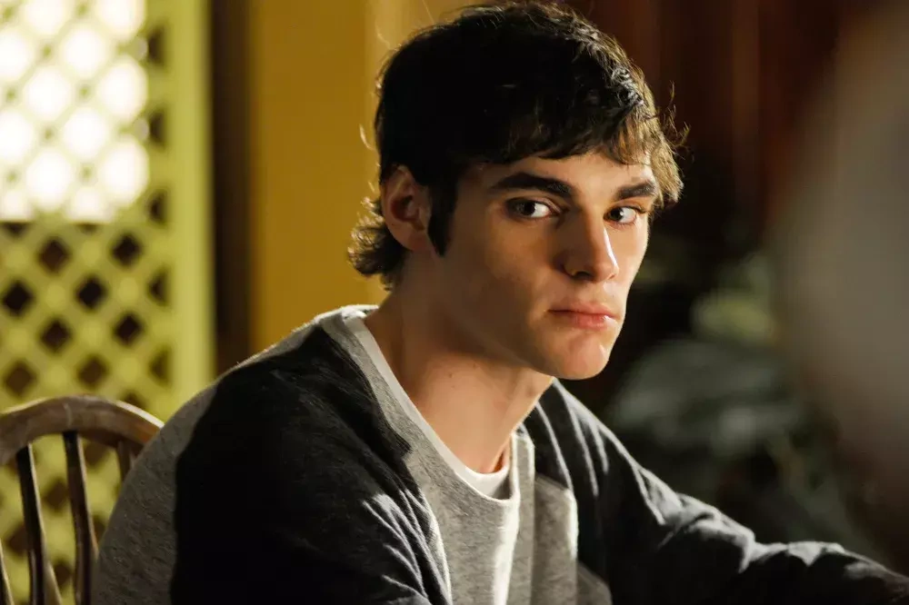 RJ Mitte qua đời, diễn viên đóng con trai Walter White trong Breaking Bad