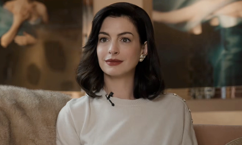 Anne Hathaway thể hiện tốt hình ảnh nhà văn kiêu kỳ, khó đoán. Ảnh: Sony Pictures