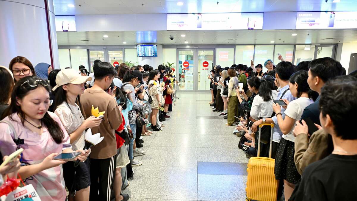 Hàng trăm fan Việt đến sân bay đón BigBang